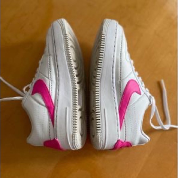 NIKE 
AIR FORCE 1
Fashion Sneakers 
 Shoes 
Size 7 - Picture 4 of 9